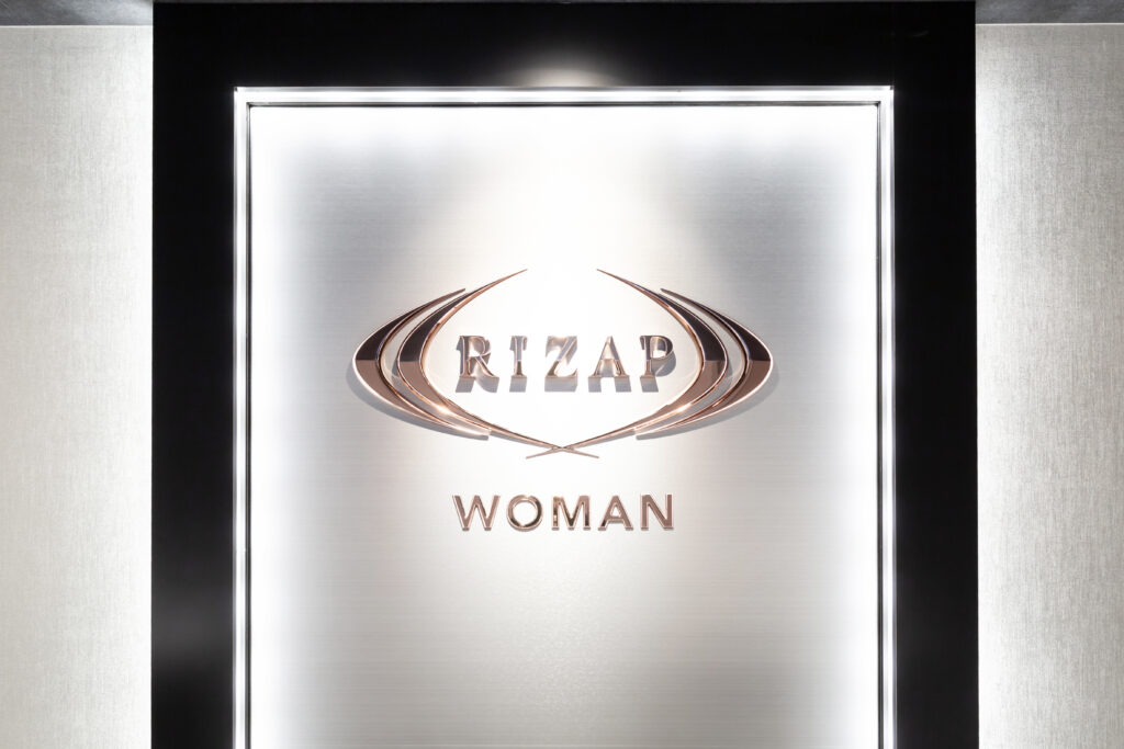 パーソナルジムの店舗カウンターのロゴマーク