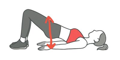 お尻を引き締めるヒップリフトを行う女性(初心者向け筋トレ)