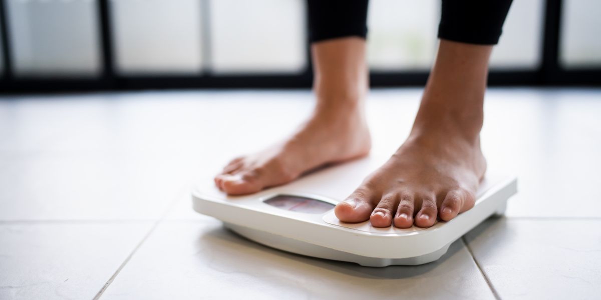 40代・50代女性がリバウンドを防ぐために体重計で体重管理をしている様子。素足で体重計に乗っている写真。

