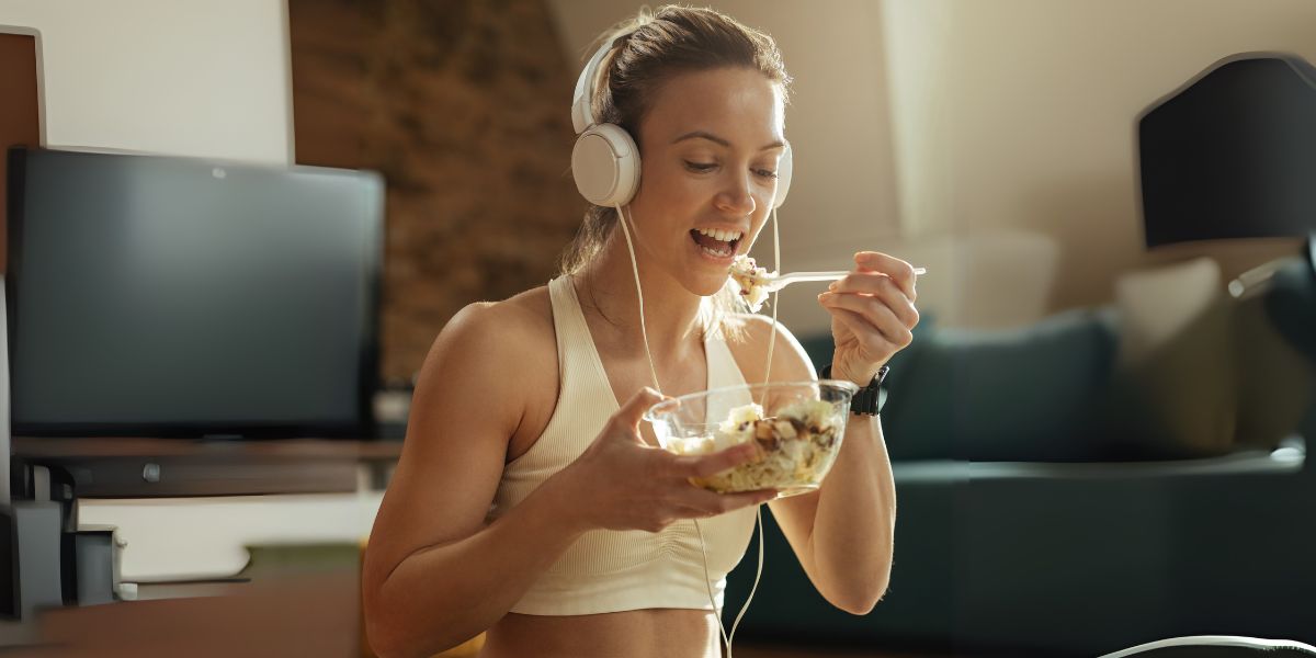 トレーニング後にヘルシーな食事を楽しむ女性。パーソナルトレーニングジムで学んだ継続のコツ