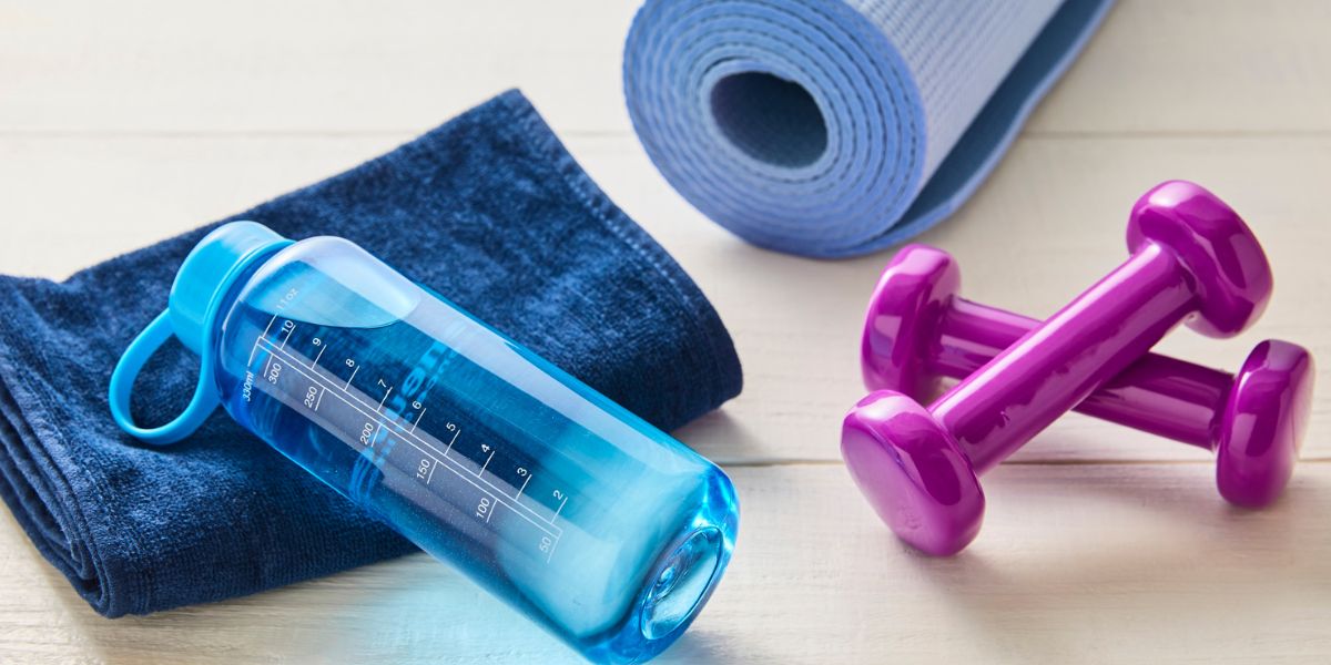 水筒、タオル、ヨガマット、ダンベルなどトレーニングに必要なグッズ一式