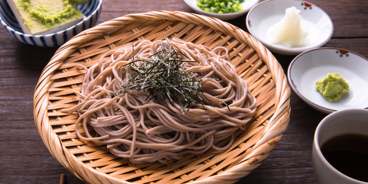 筋トレ中の食事におすすめの十割蕎麦。低GI・高タンパクで、ボディメイクやダイエットに効果的な主食のイメージ。