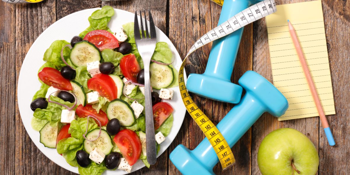 40〜50代向けの食事管理の全体像を表す写真。サラダ、ダンベル、メジャー、メモで「食事+筋トレ+記録」を示す