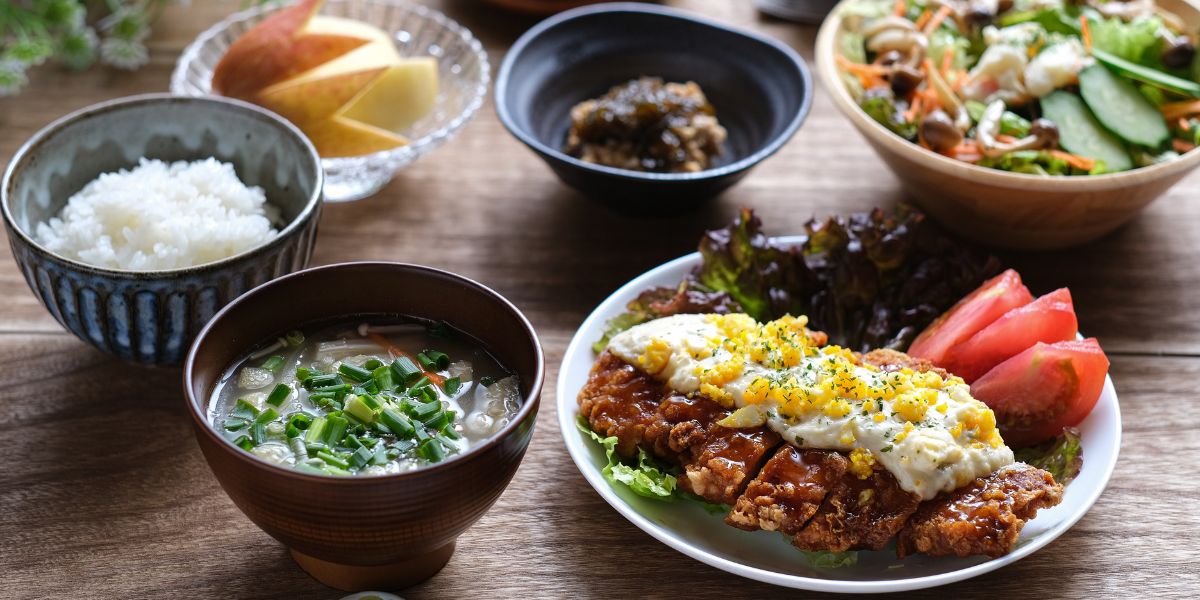 ご飯と味噌汁、チキン南蛮とサラダの定食写真。食事を整えつつ筋トレと組み合わせるまとめのイメージ(40〜50代向け)