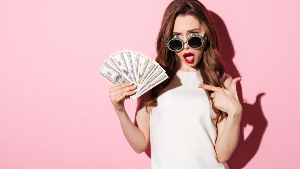 お金を持って迷っている女性