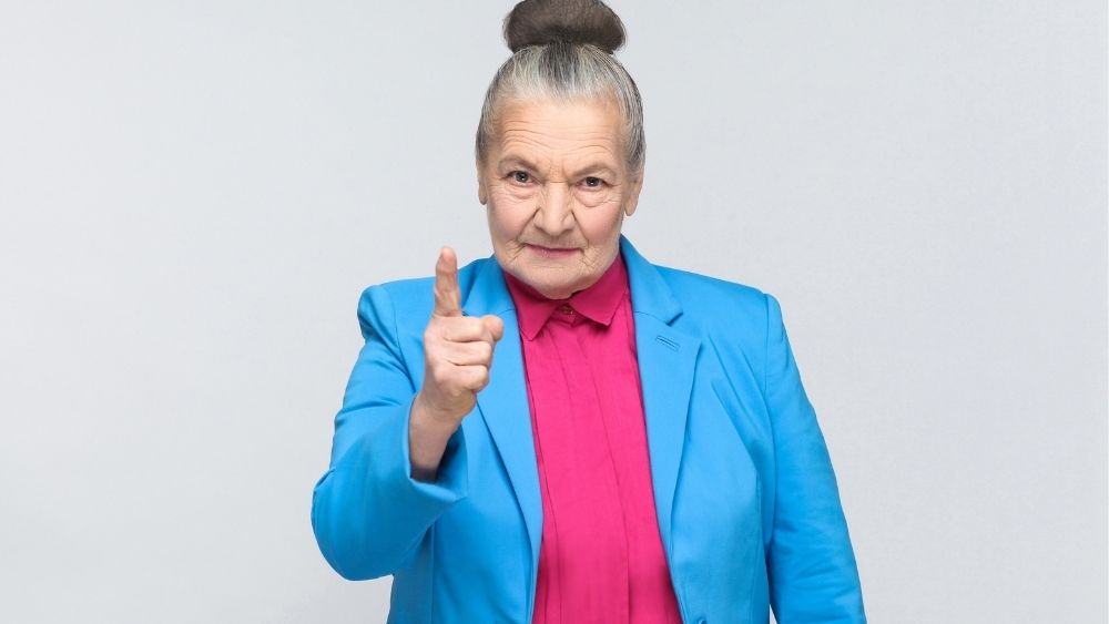 指を刺して注意を促すおばさん