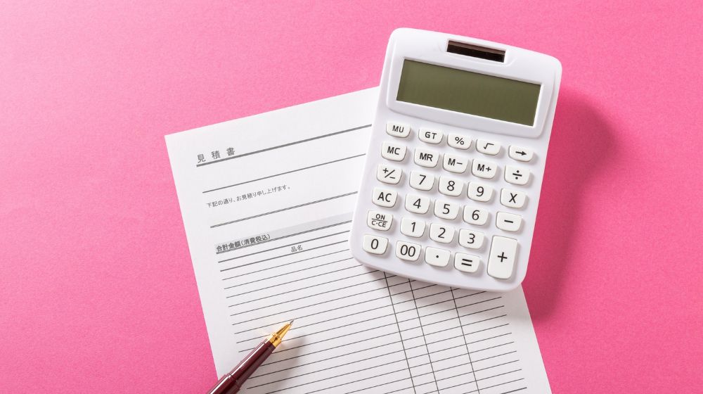 見積書と電卓。自分だけの支払いプランを計算するイメージ