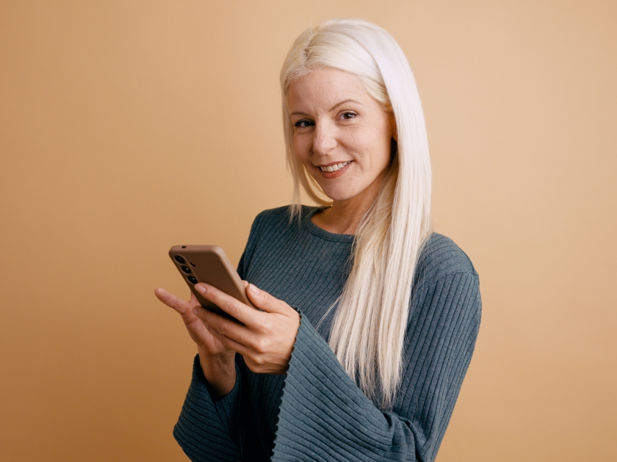 スマホで申し込み手続きをする女性